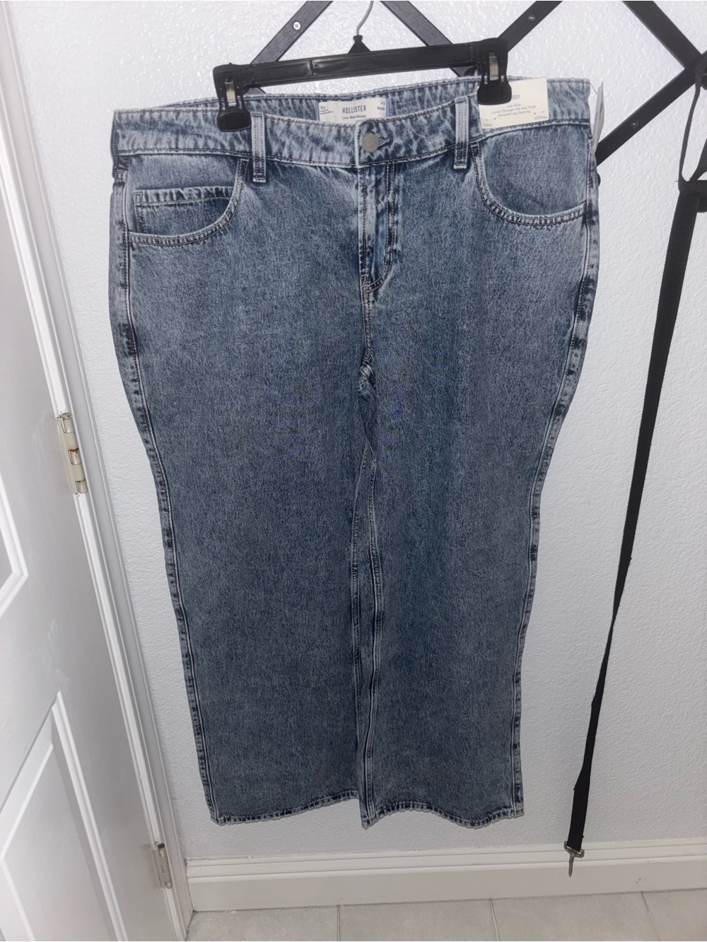 Hollister Low Rise Baggy Jeans Acid Wash Wide Leg Denim NWT Size 16R - Picture 2 of 5